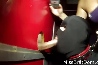 تساعد عصا السيلفي سكسي مترجم للعربي السائحين على تسجيل مغامراتهم