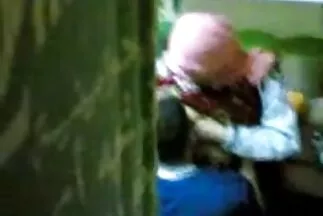 امرأة سمراء مع عانة مشعر سكسي مترجمة عربي تشتكي من اللعين المهبلي عن قرب