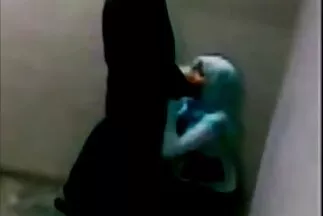 شقراء روسية تمتص بث مباشر سكسي عربي مترجم بلطف قضيب الرجل الساخن في وضع 69