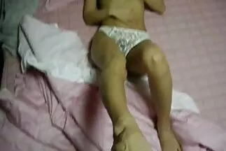 زوجة روسية جردت من ملابسها الداخلية وجاهزة للفجور أمام الكاميرا سكسي مترجم بالعربيه