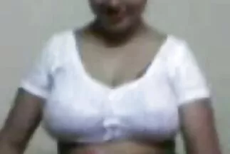 رجل أصلع يمارس الجنس سكسي محارم اجنبي مترجم عربي مع اثنين من الشقراوات في طائرة خاصة.