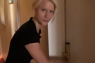 Young Teeny Ting بعد الخسارة سكسي مترجمة للعربية في البطاقات يعطي اللسان ويقفز على قضيب الطالب