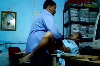 فتاة ذات سكسي اجنبي وعربي ثدي كبير تنشر ساقيها من أجل الشرج محلي الصنع