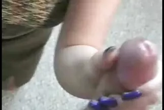 تسمح أمي لصبي صغير أن يداعب فمها ومهبلها بقضيب كبير سكسي محرم مترجم جميل.