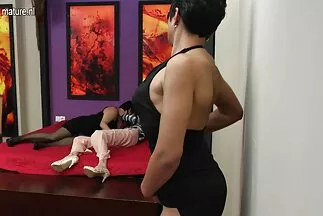 نشرت الفتاة الروسية وصديقتها أرجلهما على السرير من أجل تحول افلام سكسي مترجم عربي جنسي