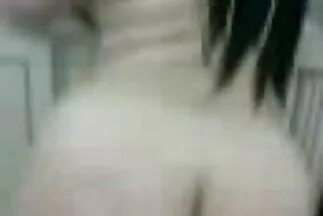 فتاة روسية موشومة وصديقتها يصوران مواد إباحية محلية الصنع في غرفة النوم سكسي مدبلج بالعربية