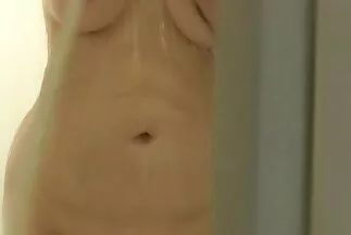 فتاة صغيرة ذات شعر أحمر في وضع من السرطان تحصل على هزة الجماع سكسي محرم مترجم
