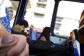 اثنين من الشباب الجميل يغوي سكسي اجنبي وعربي صبي واحد لممارسة الجنس الجماعي.