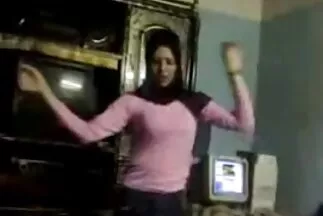 رجل آسيوي طويل يلهو مع رئيسه سكسي اجنبي مترجم عربي في مكتب مريح