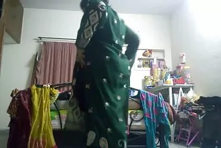 فتاة صغيرة تضاجع سكسيمترجم عربي جارها في الفناء الخلفي