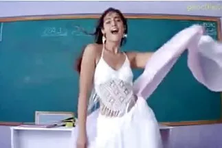 يقوم المولاتو بفرك البظر ويلعب بمؤخرته على قضيب صديق سكسي مدبلج بالعربية ، ويمارس الجنس معه في السيارة