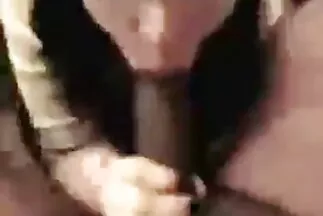 أظهرت الشقراء ثدييها ، وأخذت لها اللسان ودخلت في وضع لممارسة سكسي امهات مترجم عربي الجنس المهبلي.