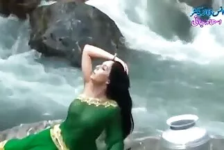 حلمة تبلغ من العمر سكسيمترجم عربي ثمانية عشر عامًا ترفرف مع رجل لديه قضيب كبير