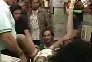 أحمر الشعر والشقراء يحصلان افلام سكسي مترجم اجنبي على عصابة مع رجل أعمال رمادي الشعر