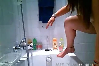 اثنين من الشقراوات على الأريكة جعلت الرجل الملتحي يمارس الجنس مع فلام سكسي مترجم عربي مجموعة.