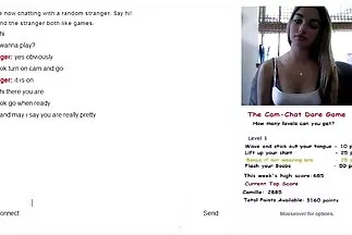 أثارت الأم الناضجة شابًا وتركت سكسي اجنبيمترجم نفسها على الأريكة.