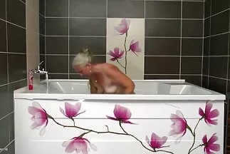 شيري سكسي أجنبي مترجم ديفيل ترضي امرأة مفلس في وضع راعية البقر مع قضيب طويل