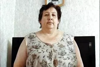 سمراء ذات الشعر الطويل تشتكي من handjob وتلعق أصابع الرجل سكسي اجنبي وعربي