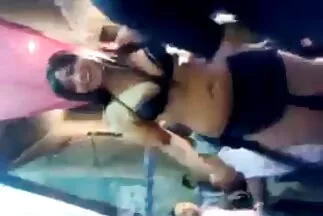 في سكسي اجنبي عربي الجنس الجماعي ، تتلقى العجول جزءًا من هزة الجماع الساطعة.