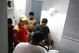 MILF مدبلج سكسي أجرت مكالمة هاتفية مع عشيقها ومارس الجنس مع منظف حمام السباحة