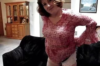 مساعد في الجوارب يستبدل ثقوبها مترجم عربي سكسي لممارسة الجنس مع رئيسه