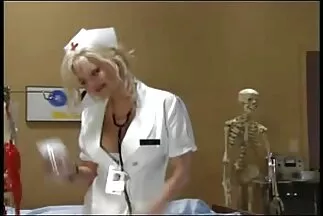 امرأة سمراء في افلام سكسي اجنبي مترجم عربي حالة سكر أعطت نفسها لكي تمارس الجنس في المهبل من قبل شخص غريب عشوائي.